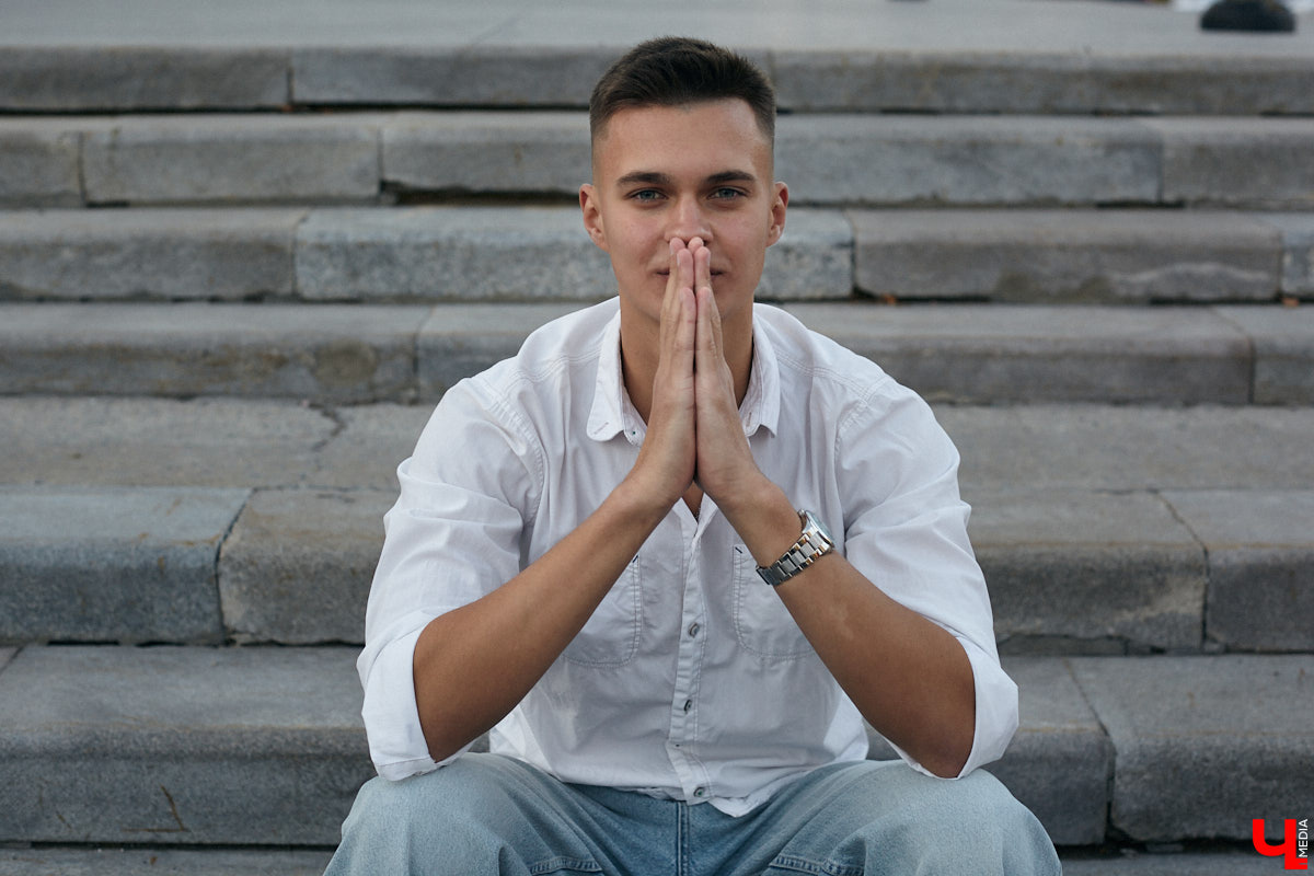 Многие слышали их голоса и даже подпевали ребятам, но не все знают, как вне сцены выглядят участники «Хора русской песни» Владимирского областного музыкального колледжа имени А. П. Бородина. А между тем победители популярного проекта на телеканале «Россия» достойны внимания. И рассказать о каждом можно немало. Они молодые, талантливые и красивые. Как герой нашей рубрики «Свой стиль» Семен Коньков.