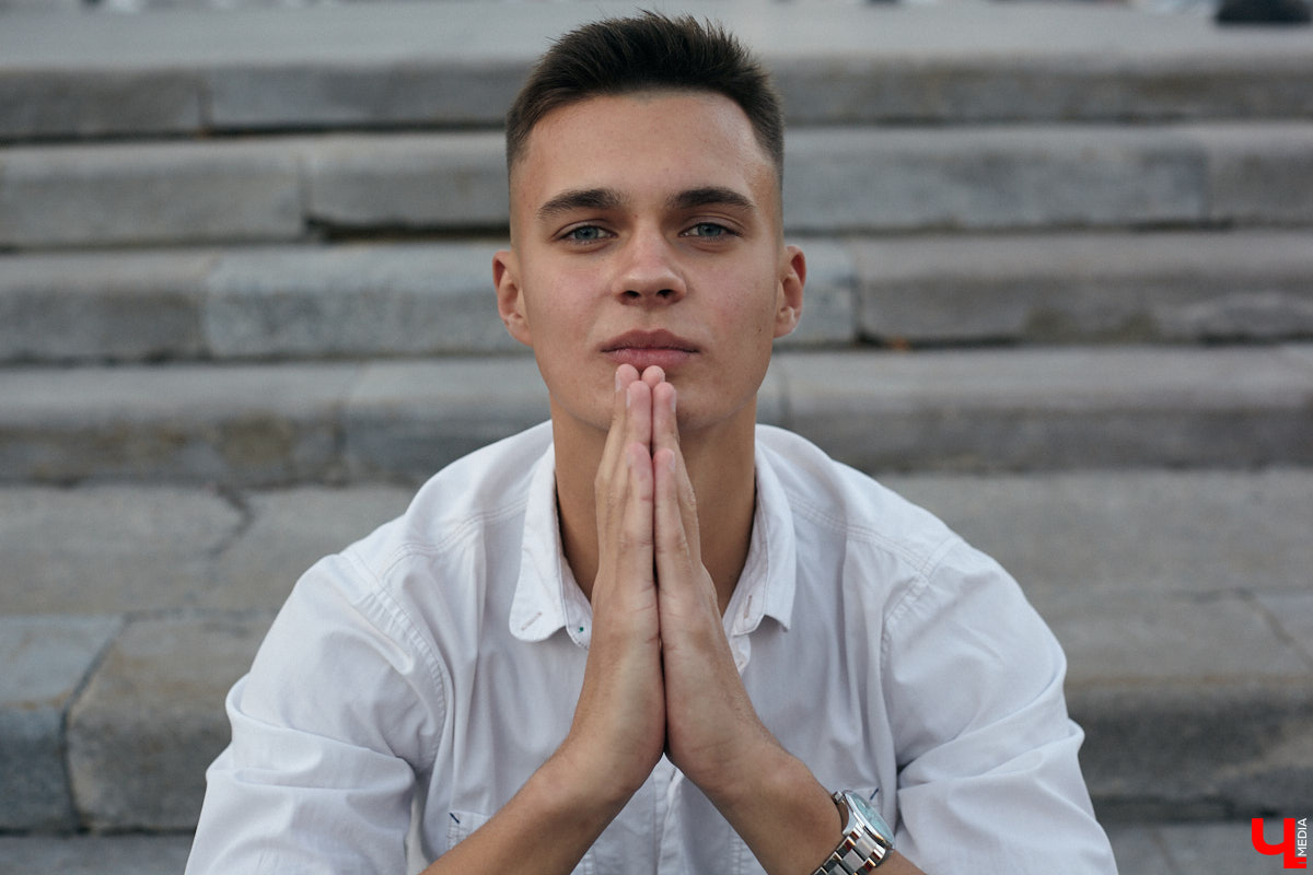 Многие слышали их голоса и даже подпевали ребятам, но не все знают, как вне сцены выглядят участники «Хора русской песни» Владимирского областного музыкального колледжа имени А. П. Бородина. А между тем победители популярного проекта на телеканале «Россия» достойны внимания. И рассказать о каждом можно немало. Они молодые, талантливые и красивые. Как герой нашей рубрики «Свой стиль» Семен Коньков.