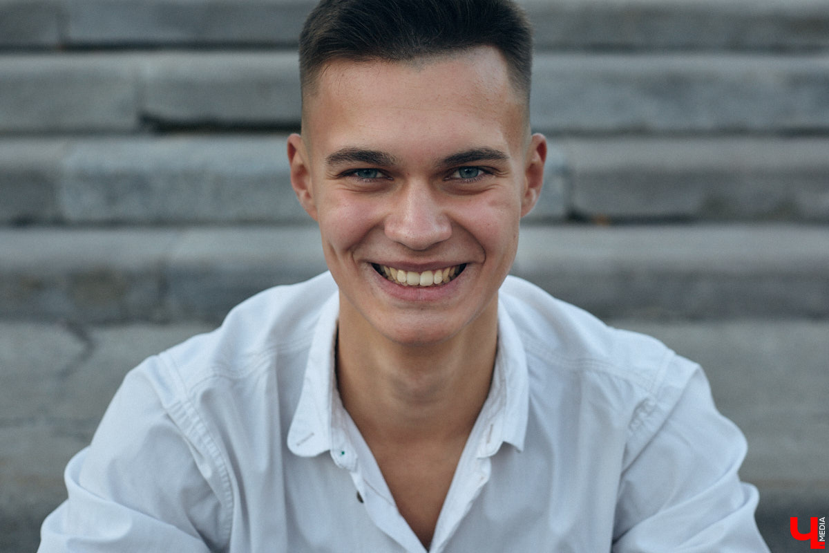 Многие слышали их голоса и даже подпевали ребятам, но не все знают, как вне сцены выглядят участники «Хора русской песни» Владимирского областного музыкального колледжа имени А. П. Бородина. А между тем победители популярного проекта на телеканале «Россия» достойны внимания. И рассказать о каждом можно немало. Они молодые, талантливые и красивые. Как герой нашей рубрики «Свой стиль» Семен Коньков.