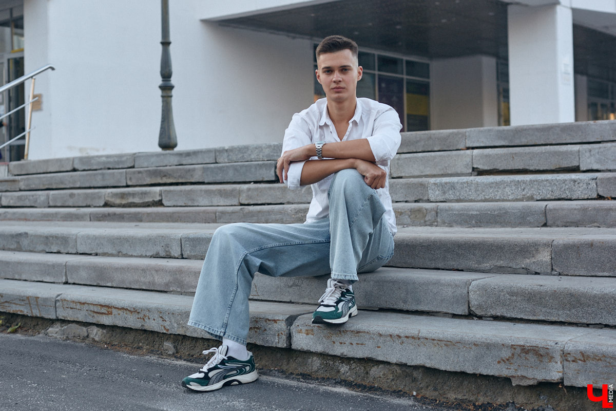 Многие слышали их голоса и даже подпевали ребятам, но не все знают, как вне сцены выглядят участники «Хора русской песни» Владимирского областного музыкального колледжа имени А. П. Бородина. А между тем победители популярного проекта на телеканале «Россия» достойны внимания. И рассказать о каждом можно немало. Они молодые, талантливые и красивые. Как герой нашей рубрики «Свой стиль» Семен Коньков.