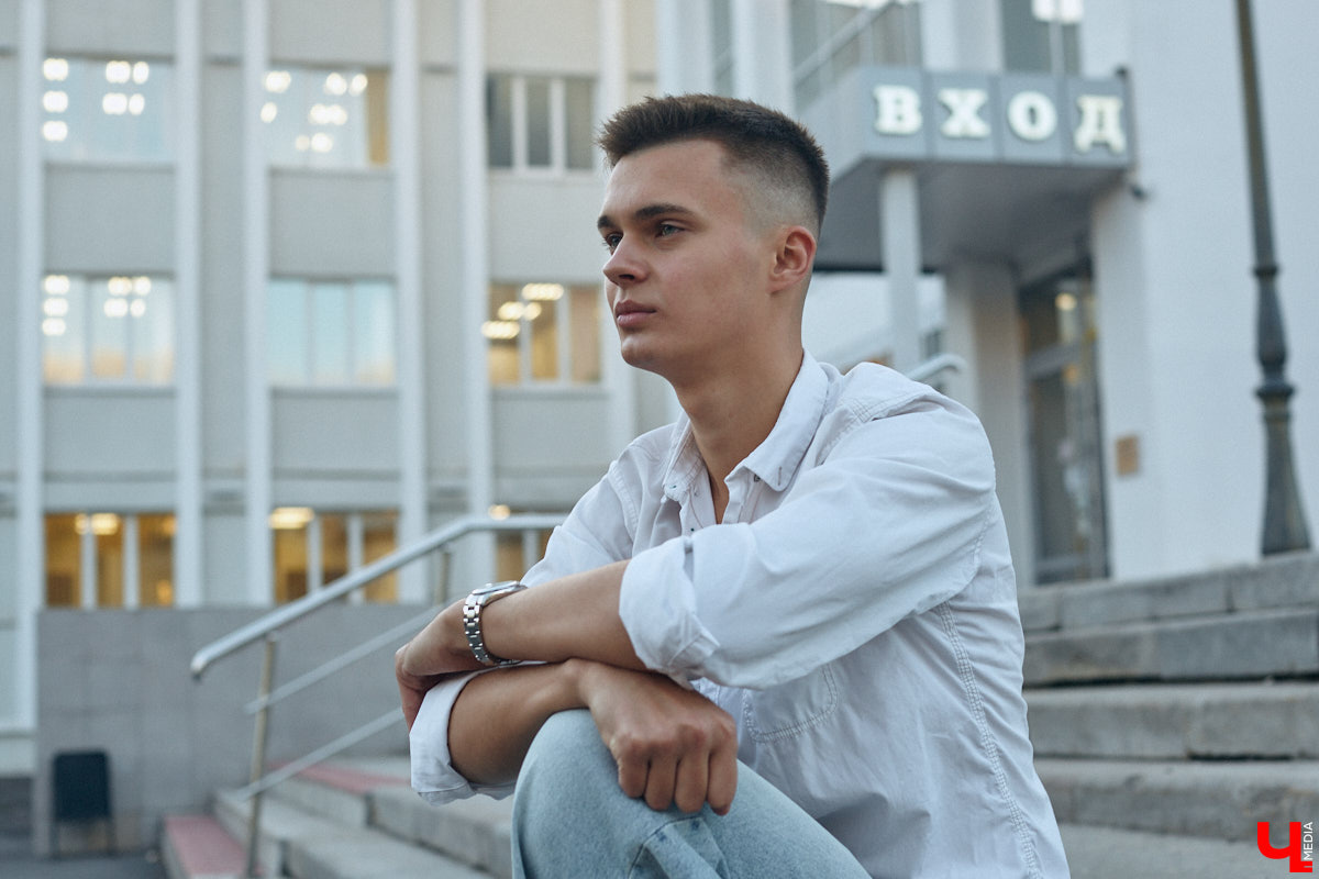 Многие слышали их голоса и даже подпевали ребятам, но не все знают, как вне сцены выглядят участники «Хора русской песни» Владимирского областного музыкального колледжа имени А. П. Бородина. А между тем победители популярного проекта на телеканале «Россия» достойны внимания. И рассказать о каждом можно немало. Они молодые, талантливые и красивые. Как герой нашей рубрики «Свой стиль» Семен Коньков.