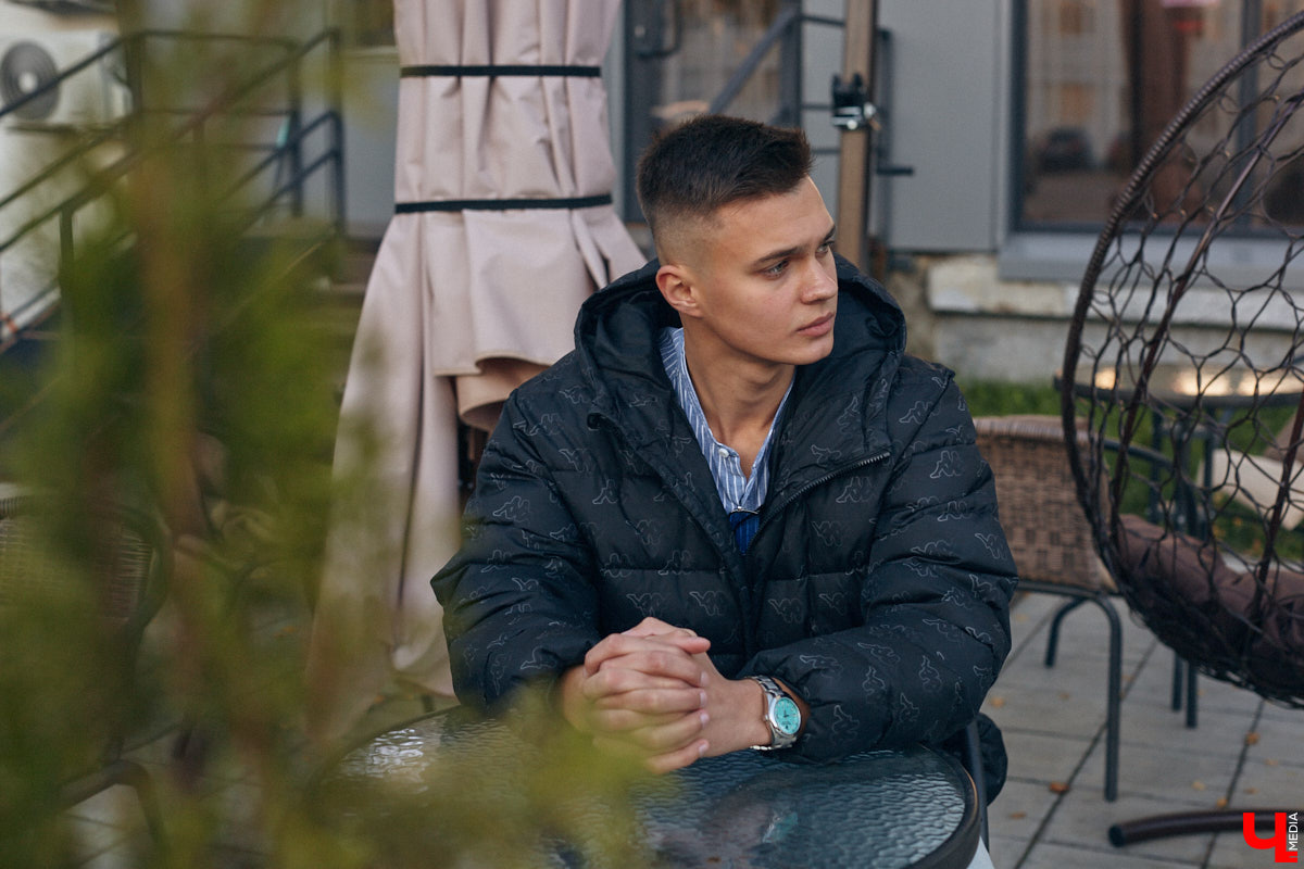 Многие слышали их голоса и даже подпевали ребятам, но не все знают, как вне сцены выглядят участники «Хора русской песни» Владимирского областного музыкального колледжа имени А. П. Бородина. А между тем победители популярного проекта на телеканале «Россия» достойны внимания. И рассказать о каждом можно немало. Они молодые, талантливые и красивые. Как герой нашей рубрики «Свой стиль» Семен Коньков.