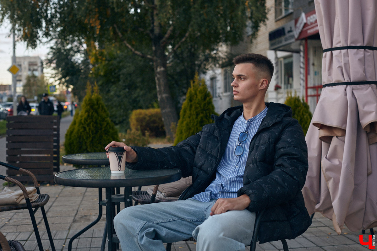 Многие слышали их голоса и даже подпевали ребятам, но не все знают, как вне сцены выглядят участники «Хора русской песни» Владимирского областного музыкального колледжа имени А. П. Бородина. А между тем победители популярного проекта на телеканале «Россия» достойны внимания. И рассказать о каждом можно немало. Они молодые, талантливые и красивые. Как герой нашей рубрики «Свой стиль» Семен Коньков.