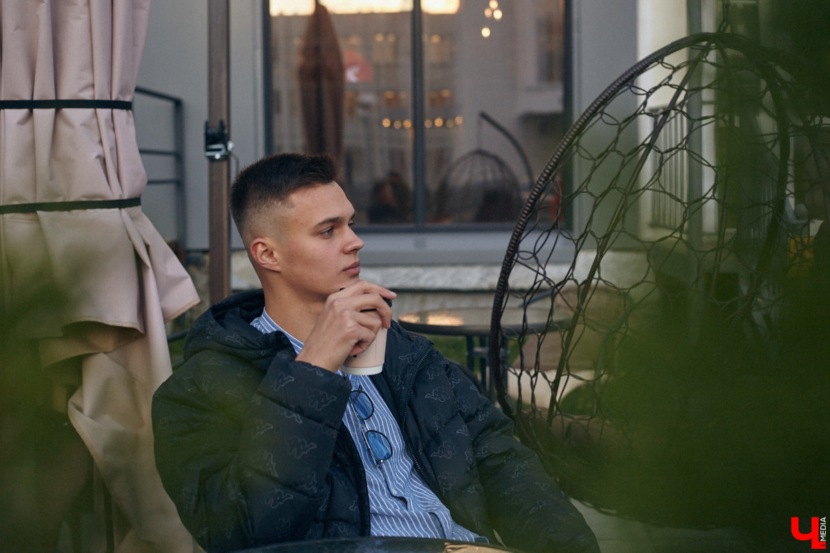 Многие слышали их голоса и даже подпевали ребятам, но не все знают, как вне сцены выглядят участники «Хора русской песни» Владимирского областного музыкального колледжа имени А. П. Бородина. А между тем победители популярного проекта на телеканале «Россия» достойны внимания. И рассказать о каждом можно немало. Они молодые, талантливые и красивые. Как герой нашей рубрики «Свой стиль» Семен Коньков.