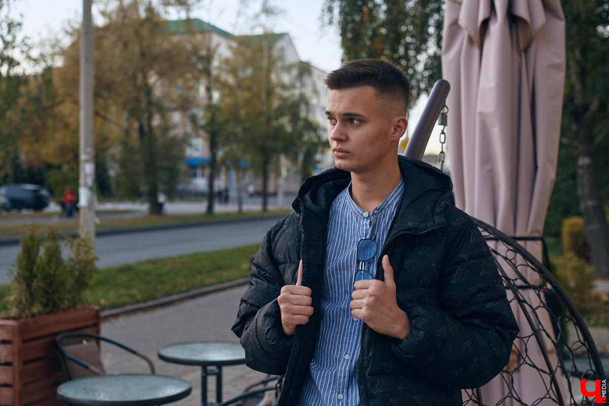 Многие слышали их голоса и даже подпевали ребятам, но не все знают, как вне сцены выглядят участники «Хора русской песни» Владимирского областного музыкального колледжа имени А. П. Бородина. А между тем победители популярного проекта на телеканале «Россия» достойны внимания. И рассказать о каждом можно немало. Они молодые, талантливые и красивые. Как герой нашей рубрики «Свой стиль» Семен Коньков.