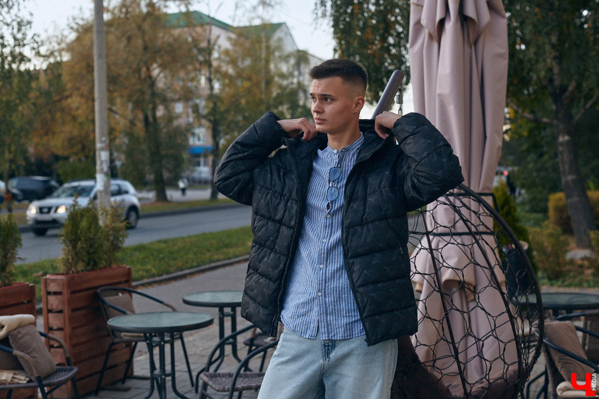 Многие слышали их голоса и даже подпевали ребятам, но не все знают, как вне сцены выглядят участники «Хора русской песни» Владимирского областного музыкального колледжа имени А. П. Бородина. А между тем победители популярного проекта на телеканале «Россия» достойны внимания. И рассказать о каждом можно немало. Они молодые, талантливые и красивые. Как герой нашей рубрики «Свой стиль» Семен Коньков.