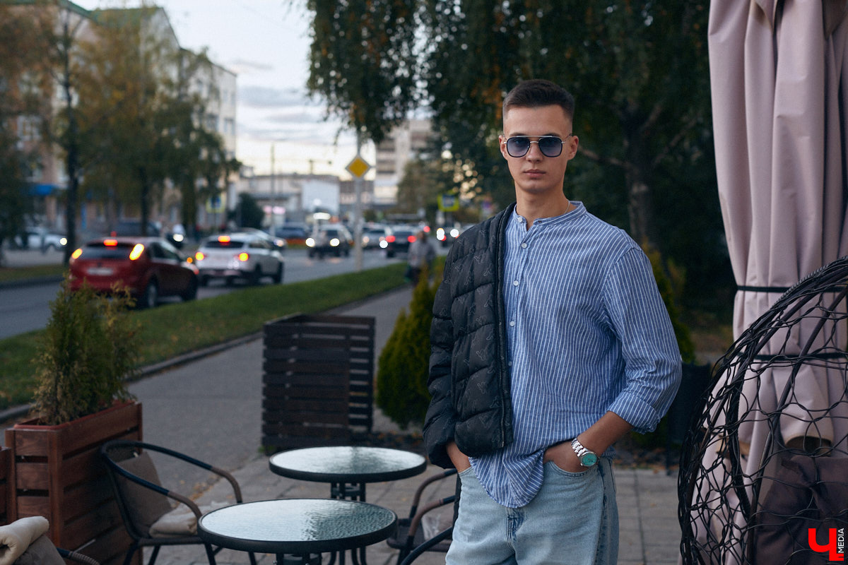 Многие слышали их голоса и даже подпевали ребятам, но не все знают, как вне сцены выглядят участники «Хора русской песни» Владимирского областного музыкального колледжа имени А. П. Бородина. А между тем победители популярного проекта на телеканале «Россия» достойны внимания. И рассказать о каждом можно немало. Они молодые, талантливые и красивые. Как герой нашей рубрики «Свой стиль» Семен Коньков.