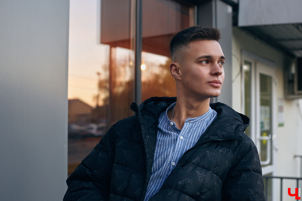 Многие слышали их голоса и даже подпевали ребятам, но не все знают, как вне сцены выглядят участники «Хора русской песни» Владимирского областного музыкального колледжа имени А. П. Бородина. А между тем победители популярного проекта на телеканале «Россия» достойны внимания. И рассказать о каждом можно немало. Они молодые, талантливые и красивые. Как герой нашей рубрики «Свой стиль» Семен Коньков.