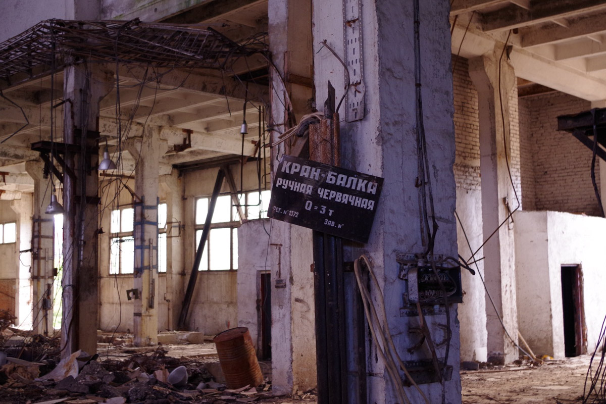 ВТЗ являлся одним из знаковых предприятий региона, а легендарный «Владимирец» был известен во всем мире. Сейчас это дела минувших лет, которые, к счастью, не спешат забывать. Каким был завод (а точнее, то, что от него осталось) пять лет назад, мы вспоминаем, листая кадры из архива местного фотографа Ивана Матвеева.