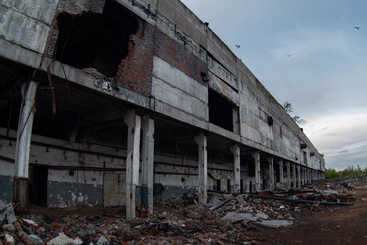 ВТЗ являлся одним из знаковых предприятий региона, а легендарный «Владимирец» был известен во всем мире. Сейчас это дела минувших лет, которые, к счастью, не спешат забывать. Каким был завод (а точнее, то, что от него осталось) пять лет назад, мы вспоминаем, листая кадры из архива местного фотографа Ивана Матвеева.