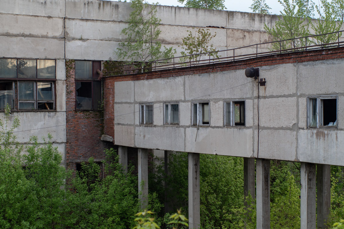 ВТЗ являлся одним из знаковых предприятий региона, а легендарный «Владимирец» был известен во всем мире. Сейчас это дела минувших лет, которые, к счастью, не спешат забывать. Каким был завод (а точнее, то, что от него осталось) пять лет назад, мы вспоминаем, листая кадры из архива местного фотографа Ивана Матвеева.