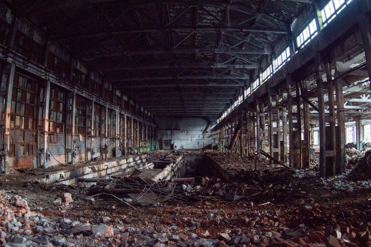 ВТЗ являлся одним из знаковых предприятий региона, а легендарный «Владимирец» был известен во всем мире. Сейчас это дела минувших лет, которые, к счастью, не спешат забывать. Каким был завод (а точнее, то, что от него осталось) пять лет назад, мы вспоминаем, листая кадры из архива местного фотографа Ивана Матвеева.