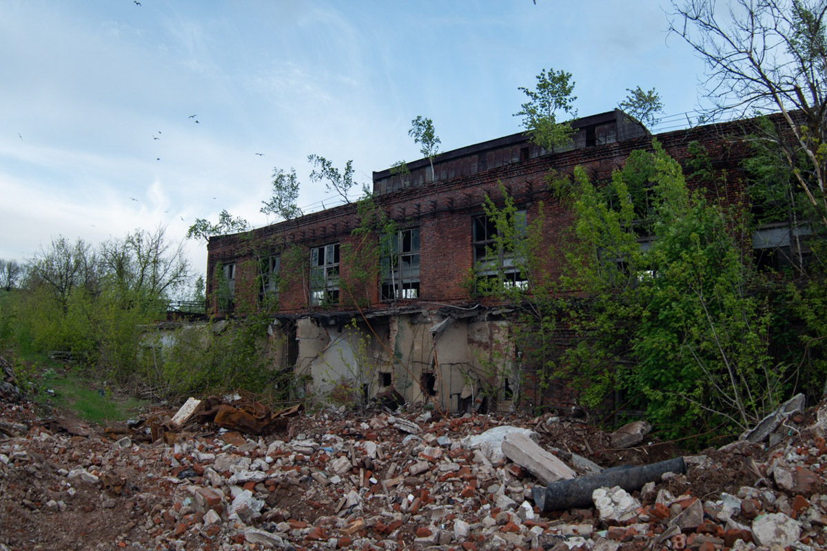ВТЗ являлся одним из знаковых предприятий региона, а легендарный «Владимирец» был известен во всем мире. Сейчас это дела минувших лет, которые, к счастью, не спешат забывать. Каким был завод (а точнее, то, что от него осталось) пять лет назад, мы вспоминаем, листая кадры из архива местного фотографа Ивана Матвеева.