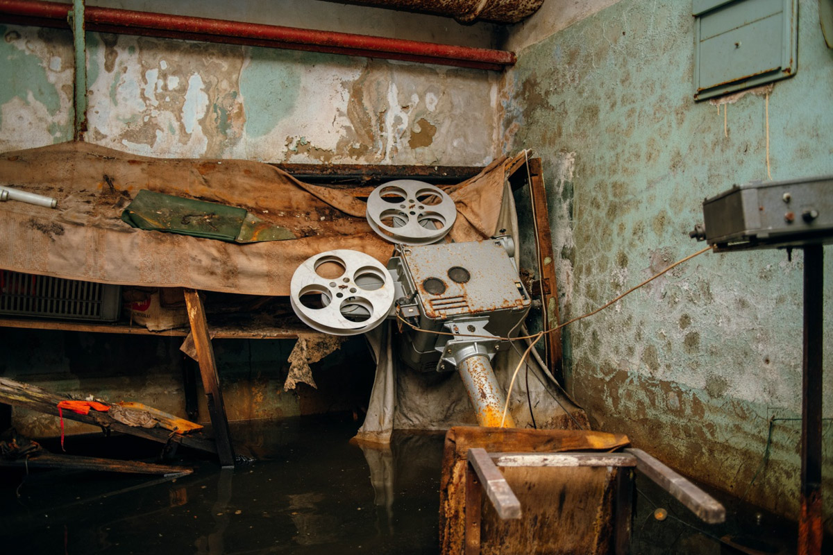 ВТЗ являлся одним из знаковых предприятий региона, а легендарный «Владимирец» был известен во всем мире. Сейчас это дела минувших лет, которые, к счастью, не спешат забывать. Каким был завод (а точнее, то, что от него осталось) пять лет назад, мы вспоминаем, листая кадры из архива местного фотографа Ивана Матвеева.