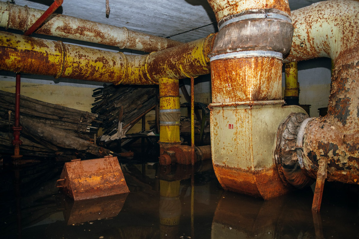 ВТЗ являлся одним из знаковых предприятий региона, а легендарный «Владимирец» был известен во всем мире. Сейчас это дела минувших лет, которые, к счастью, не спешат забывать. Каким был завод (а точнее, то, что от него осталось) пять лет назад, мы вспоминаем, листая кадры из архива местного фотографа Ивана Матвеева.