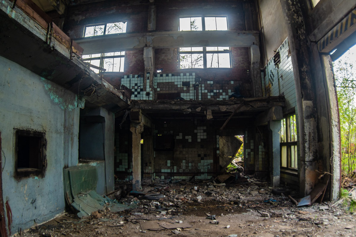 ВТЗ являлся одним из знаковых предприятий региона, а легендарный «Владимирец» был известен во всем мире. Сейчас это дела минувших лет, которые, к счастью, не спешат забывать. Каким был завод (а точнее, то, что от него осталось) пять лет назад, мы вспоминаем, листая кадры из архива местного фотографа Ивана Матвеева.