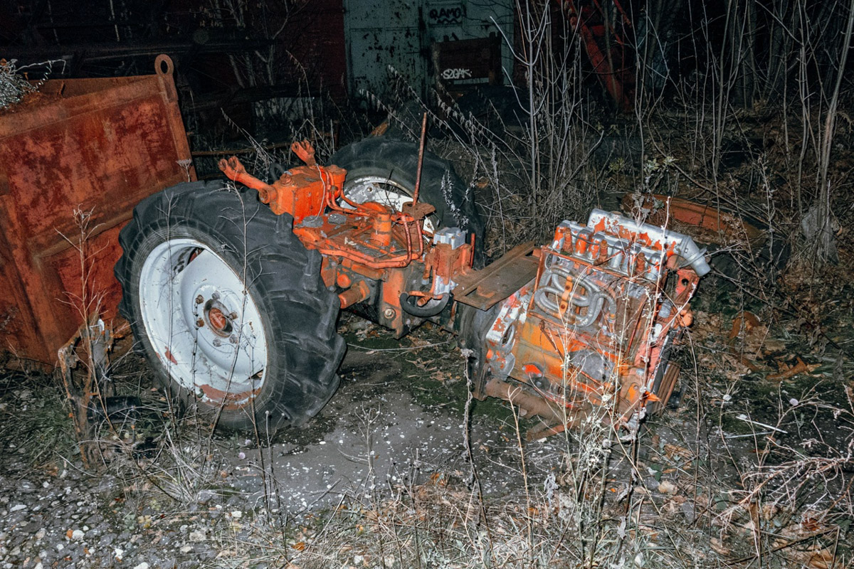 ВТЗ являлся одним из знаковых предприятий региона, а легендарный «Владимирец» был известен во всем мире. Сейчас это дела минувших лет, которые, к счастью, не спешат забывать. Каким был завод (а точнее, то, что от него осталось) пять лет назад, мы вспоминаем, листая кадры из архива местного фотографа Ивана Матвеева.