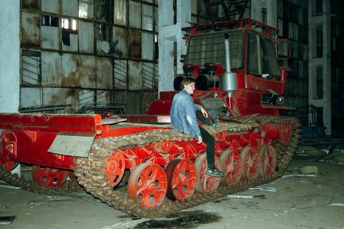 ВТЗ являлся одним из знаковых предприятий региона, а легендарный «Владимирец» был известен во всем мире. Сейчас это дела минувших лет, которые, к счастью, не спешат забывать. Каким был завод (а точнее, то, что от него осталось) пять лет назад, мы вспоминаем, листая кадры из архива местного фотографа Ивана Матвеева.