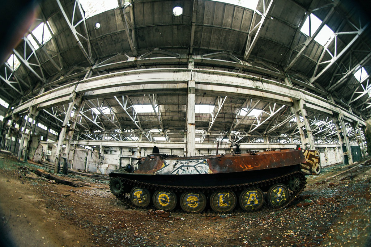 ВТЗ являлся одним из знаковых предприятий региона, а легендарный «Владимирец» был известен во всем мире. Сейчас это дела минувших лет, которые, к счастью, не спешат забывать. Каким был завод (а точнее, то, что от него осталось) пять лет назад, мы вспоминаем, листая кадры из архива местного фотографа Ивана Матвеева.