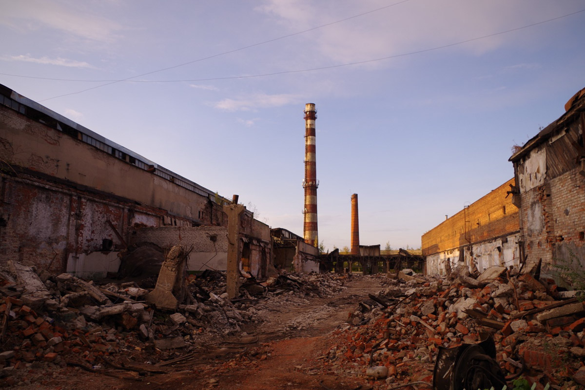 ВТЗ являлся одним из знаковых предприятий региона, а легендарный «Владимирец» был известен во всем мире. Сейчас это дела минувших лет, которые, к счастью, не спешат забывать. Каким был завод (а точнее, то, что от него осталось) пять лет назад, мы вспоминаем, листая кадры из архива местного фотографа Ивана Матвеева.