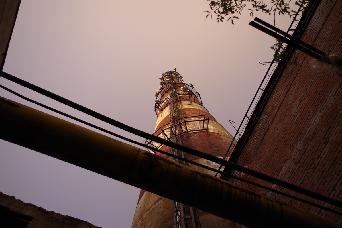 ВТЗ являлся одним из знаковых предприятий региона, а легендарный «Владимирец» был известен во всем мире. Сейчас это дела минувших лет, которые, к счастью, не спешат забывать. Каким был завод (а точнее, то, что от него осталось) пять лет назад, мы вспоминаем, листая кадры из архива местного фотографа Ивана Матвеева.