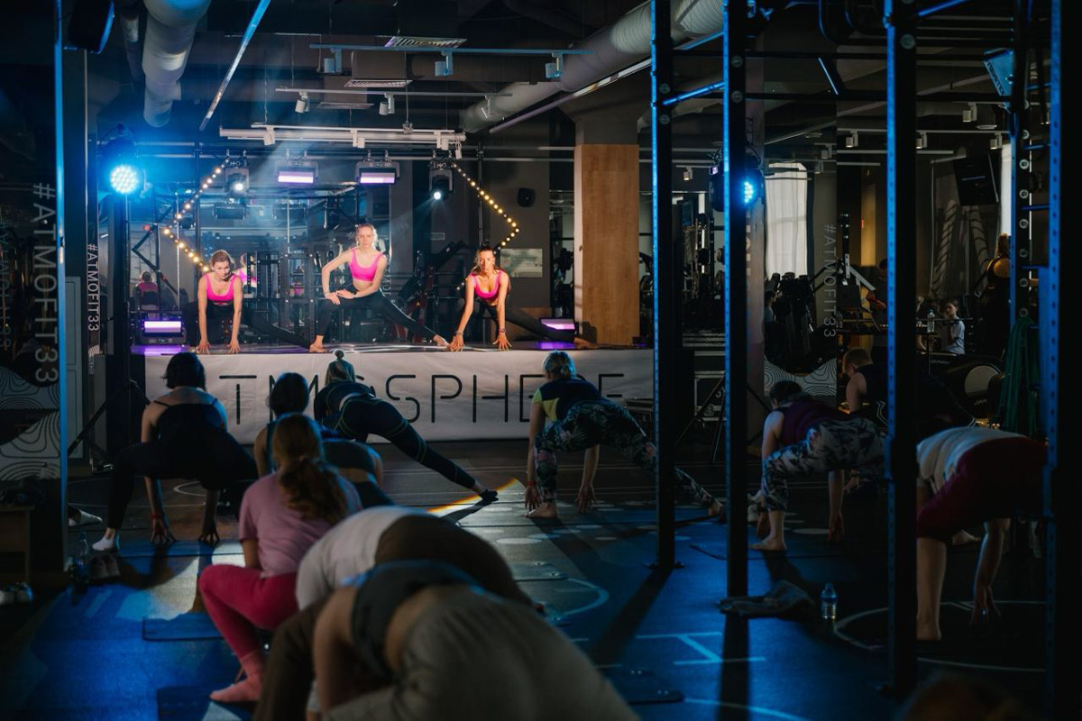 Совсем скоро в фитнес-центре «Атмосфера» в четвертый раз состоится спортивный фестиваль для всех желающих! 12 октября взрослых резидентов и гостей клуба ждут занятия, встречи с экспертами, а юных посетителей — активные игры и развлечения! Что еще интересного подготовила команда единомышленников и как попасть на ивент? Рассказываем!