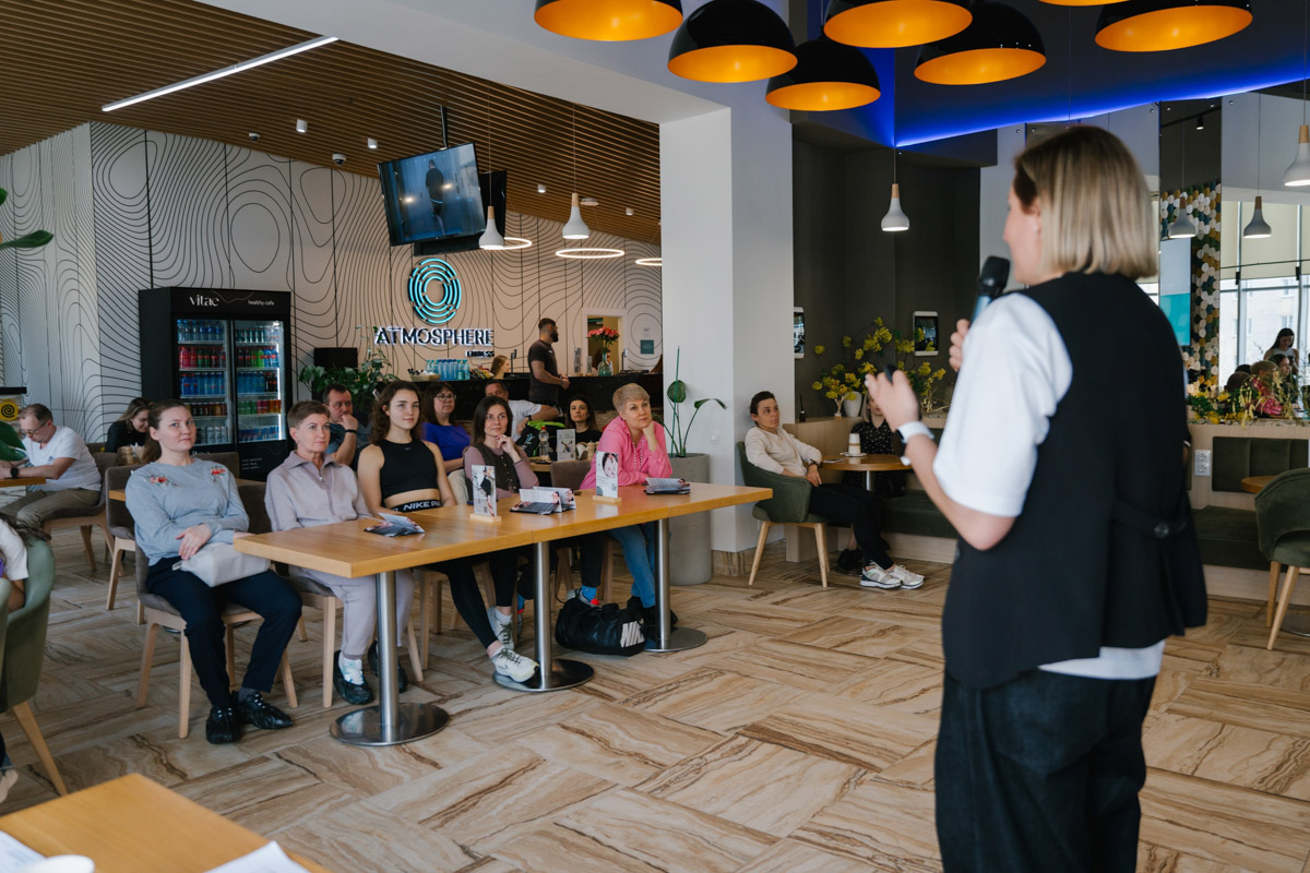 Совсем скоро в фитнес-центре «Атмосфера» в четвертый раз состоится спортивный фестиваль для всех желающих! 12 октября взрослых резидентов и гостей клуба ждут занятия, встречи с экспертами, а юных посетителей — активные игры и развлечения! Что еще интересного подготовила команда единомышленников и как попасть на ивент? Рассказываем!