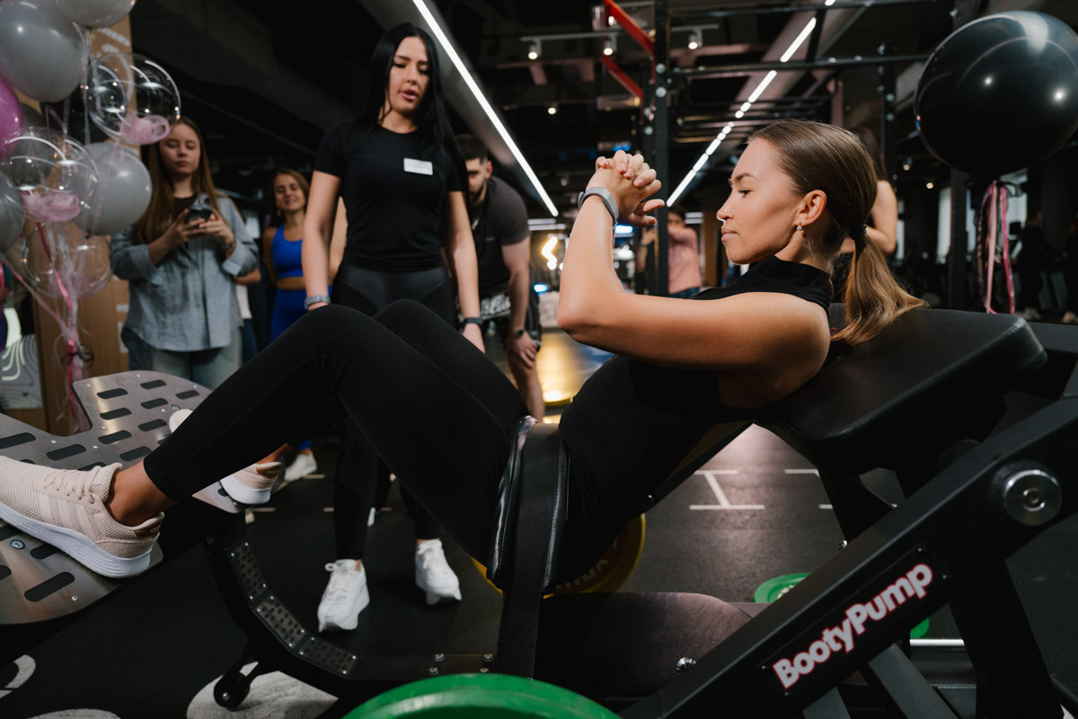 Совсем скоро в фитнес-центре «Атмосфера» в четвертый раз состоится спортивный фестиваль для всех желающих! 12 октября взрослых резидентов и гостей клуба ждут занятия, встречи с экспертами, а юных посетителей — активные игры и развлечения! Что еще интересного подготовила команда единомышленников и как попасть на ивент? Рассказываем!