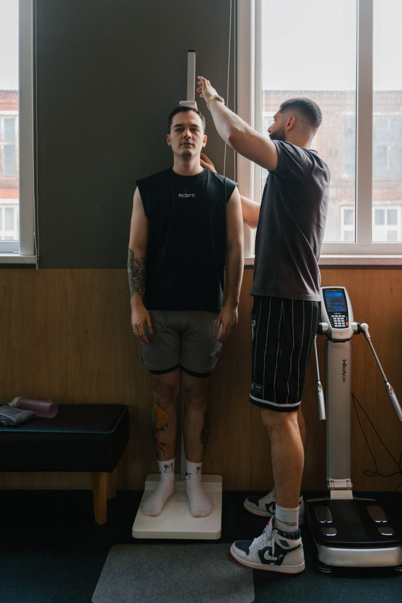 Совсем скоро в фитнес-центре «Атмосфера» в четвертый раз состоится спортивный фестиваль для всех желающих! 12 октября взрослых резидентов и гостей клуба ждут занятия, встречи с экспертами, а юных посетителей — активные игры и развлечения! Что еще интересного подготовила команда единомышленников и как попасть на ивент? Рассказываем!