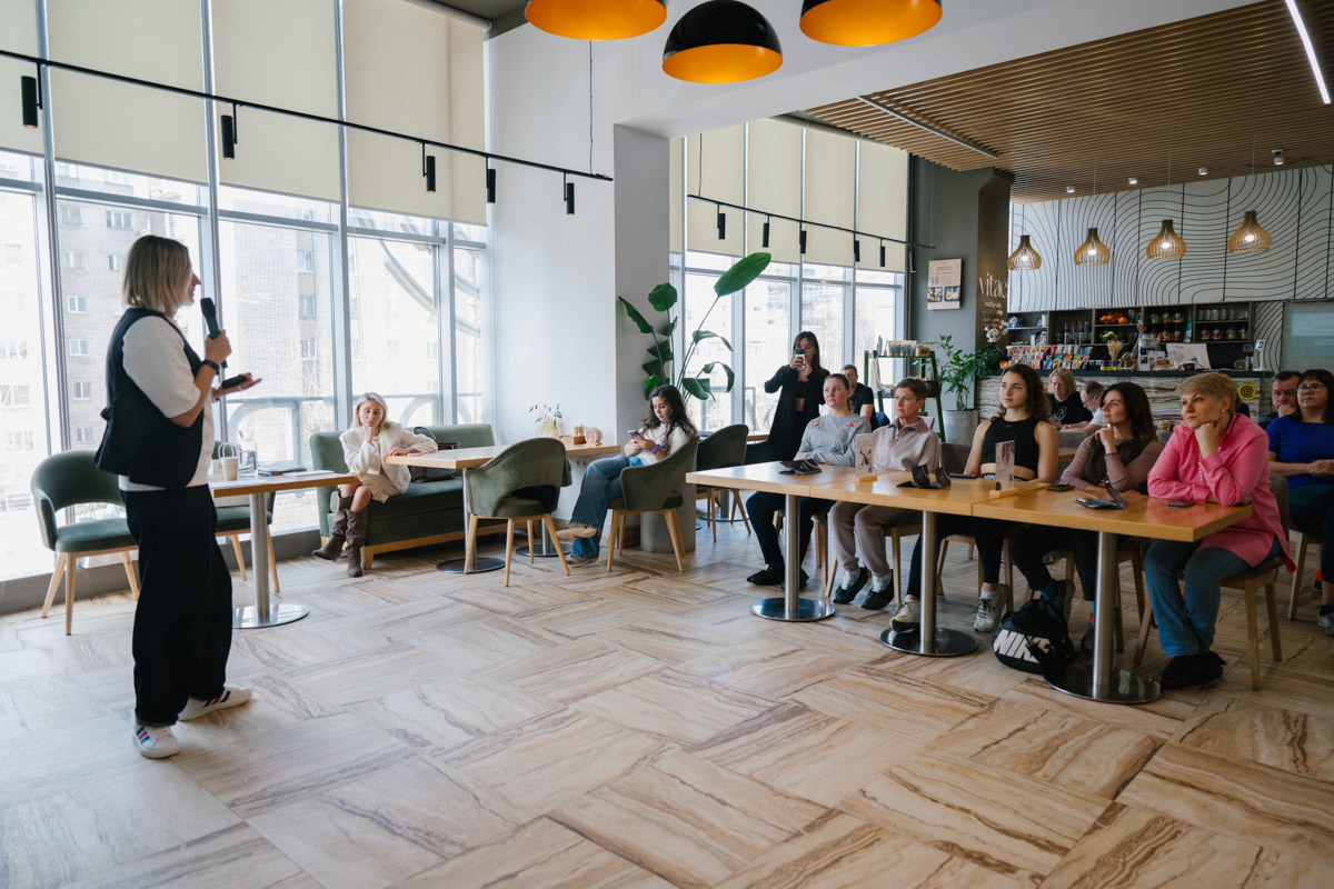 Совсем скоро в фитнес-центре «Атмосфера» в четвертый раз состоится спортивный фестиваль для всех желающих! 12 октября взрослых резидентов и гостей клуба ждут занятия, встречи с экспертами, а юных посетителей — активные игры и развлечения! Что еще интересного подготовила команда единомышленников и как попасть на ивент? Рассказываем!