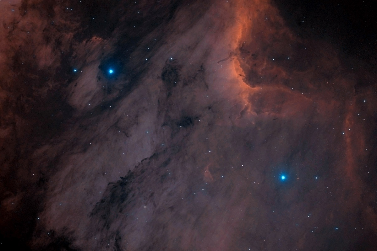 Антон Андрианов вновь поражает воображение снимками дальнего космоса. На сей раз в собственной обсерватории, которую он построил на дачном участке, владимирский астроном-любитель запечатлел интересные объекты созвездий Лебедь и Кассиопея. Фотографии поистине завораживают... Убедитесь сами!