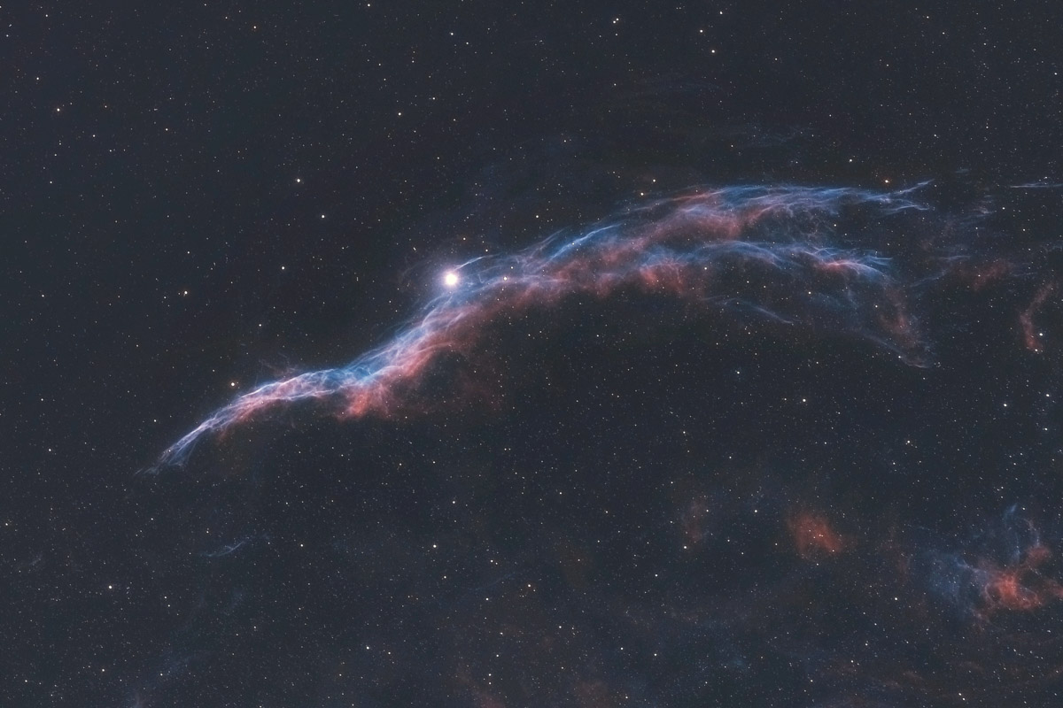 Антон Андрианов вновь поражает воображение снимками дальнего космоса. На сей раз в собственной обсерватории, которую он построил на дачном участке, владимирский астроном-любитель запечатлел интересные объекты созвездий Лебедь и Кассиопея. Фотографии поистине завораживают... Убедитесь сами!