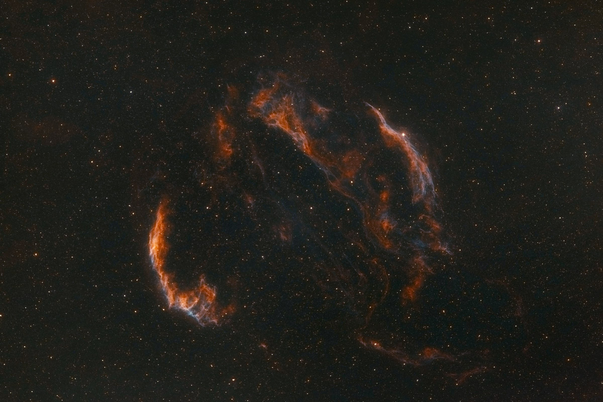 Антон Андрианов вновь поражает воображение снимками дальнего космоса. На сей раз в собственной обсерватории, которую он построил на дачном участке, владимирский астроном-любитель запечатлел интересные объекты созвездий Лебедь и Кассиопея. Фотографии поистине завораживают... Убедитесь сами!