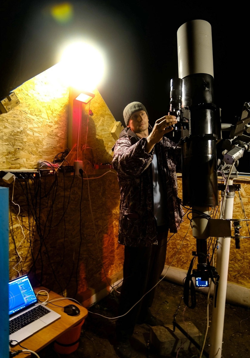 Антон Андрианов вновь поражает воображение снимками дальнего космоса. На сей раз в собственной обсерватории, которую он построил на дачном участке, владимирский астроном-любитель запечатлел интересные объекты созвездий Лебедь и Кассиопея. Фотографии поистине завораживают... Убедитесь сами!