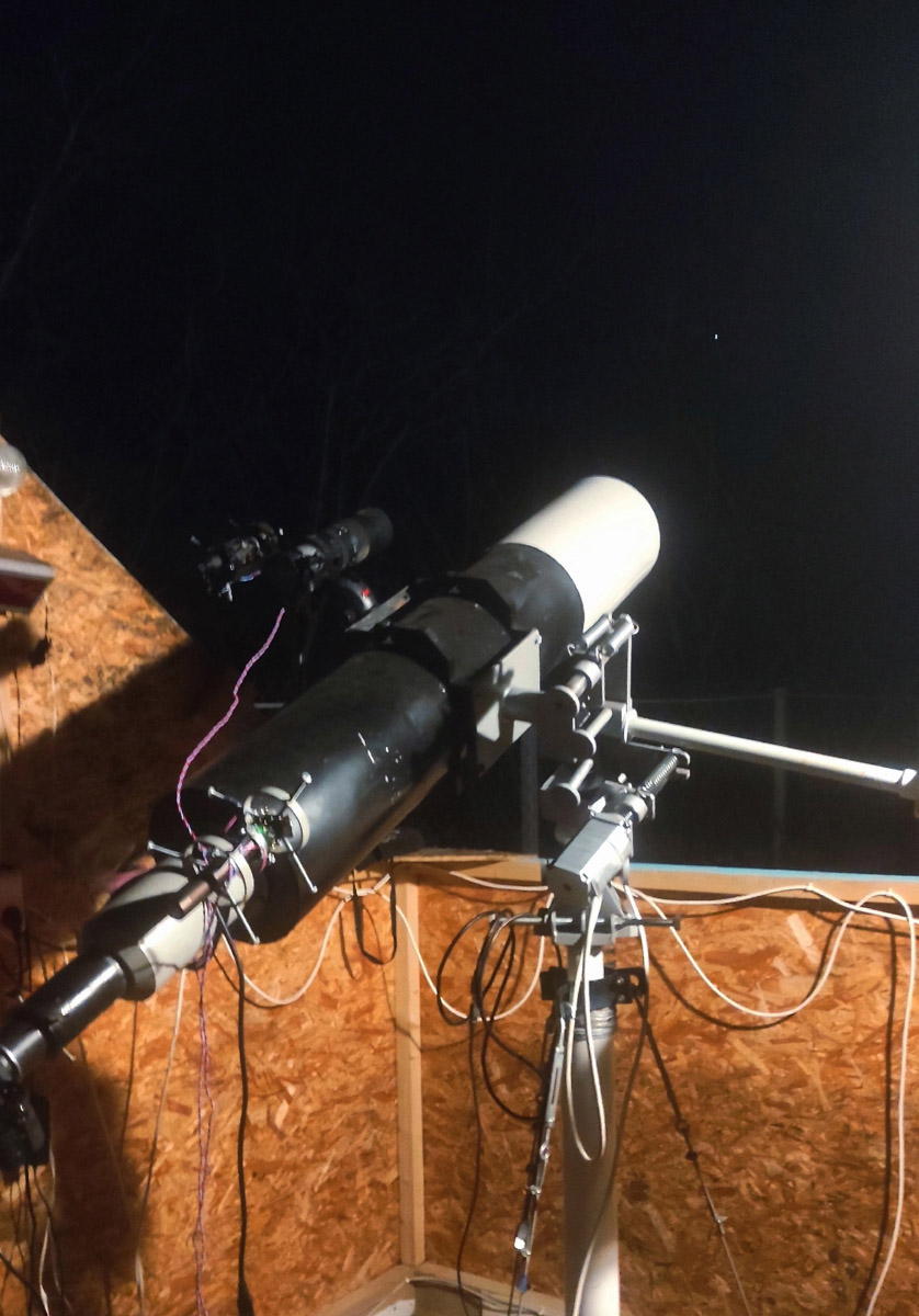 Антон Андрианов вновь поражает воображение снимками дальнего космоса. На сей раз в собственной обсерватории, которую он построил на дачном участке, владимирский астроном-любитель запечатлел интересные объекты созвездий Лебедь и Кассиопея. Фотографии поистине завораживают... Убедитесь сами!