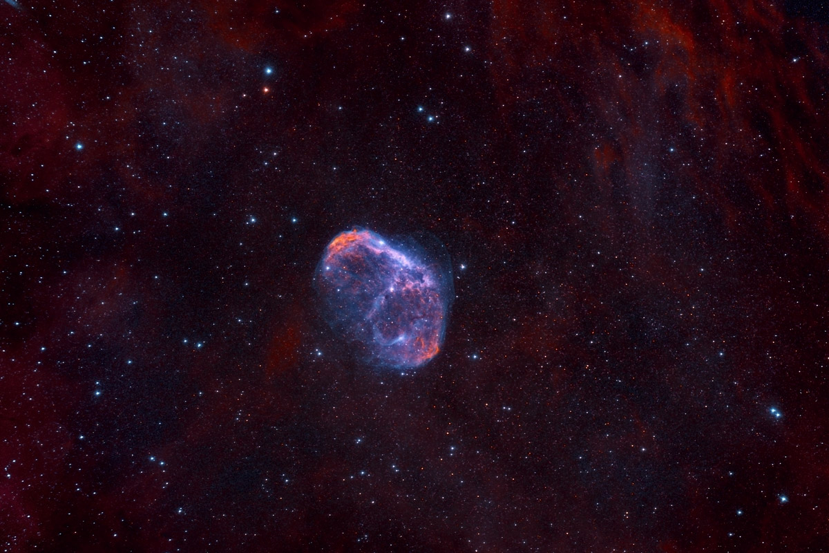 Антон Андрианов вновь поражает воображение снимками дальнего космоса. На сей раз в собственной обсерватории, которую он построил на дачном участке, владимирский астроном-любитель запечатлел интересные объекты созвездий Лебедь и Кассиопея. Фотографии поистине завораживают... Убедитесь сами!