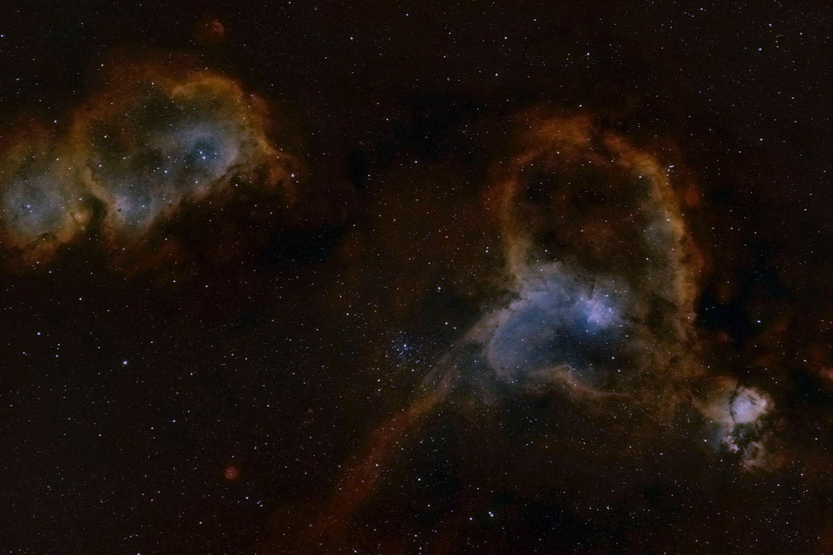 Антон Андрианов вновь поражает воображение снимками дальнего космоса. На сей раз в собственной обсерватории, которую он построил на дачном участке, владимирский астроном-любитель запечатлел интересные объекты созвездий Лебедь и Кассиопея. Фотографии поистине завораживают... Убедитесь сами!