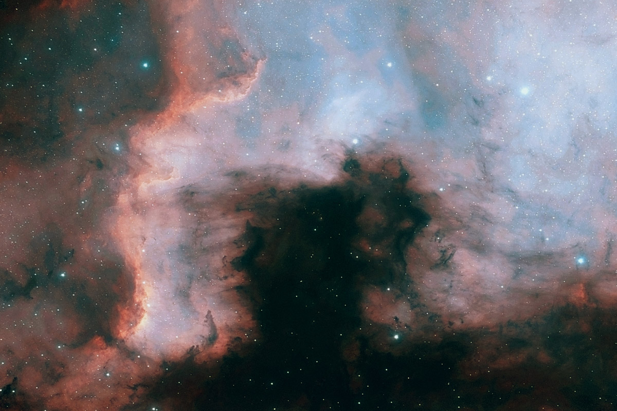 Антон Андрианов вновь поражает воображение снимками дальнего космоса. На сей раз в собственной обсерватории, которую он построил на дачном участке, владимирский астроном-любитель запечатлел интересные объекты созвездий Лебедь и Кассиопея. Фотографии поистине завораживают... Убедитесь сами!