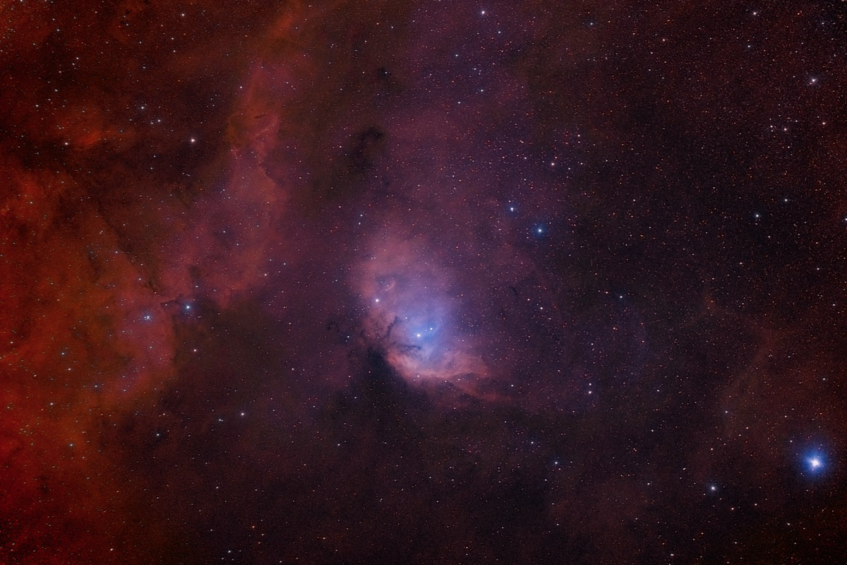 Антон Андрианов вновь поражает воображение снимками дальнего космоса. На сей раз в собственной обсерватории, которую он построил на дачном участке, владимирский астроном-любитель запечатлел интересные объекты созвездий Лебедь и Кассиопея. Фотографии поистине завораживают... Убедитесь сами!