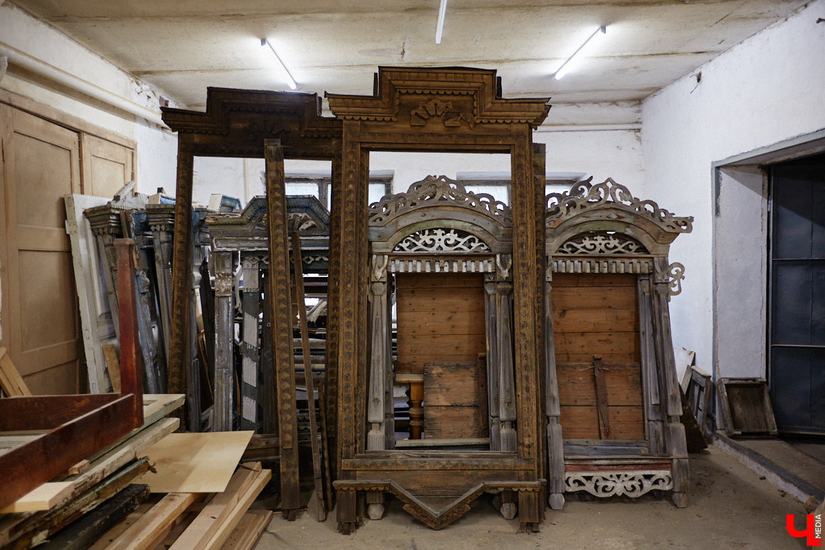 Реставраторы и мастера из местной артели оживляют деревянный раритет с 2023 года. Причем они не только возвращают ему прежний вид и утерянные функции, но также собирают из осколков прошлого, например частей заборов или наличников, авторские изделия. «Ключ-Медиа» навестил их обитель с массой интересных вещиц, сохранивших дух времени.