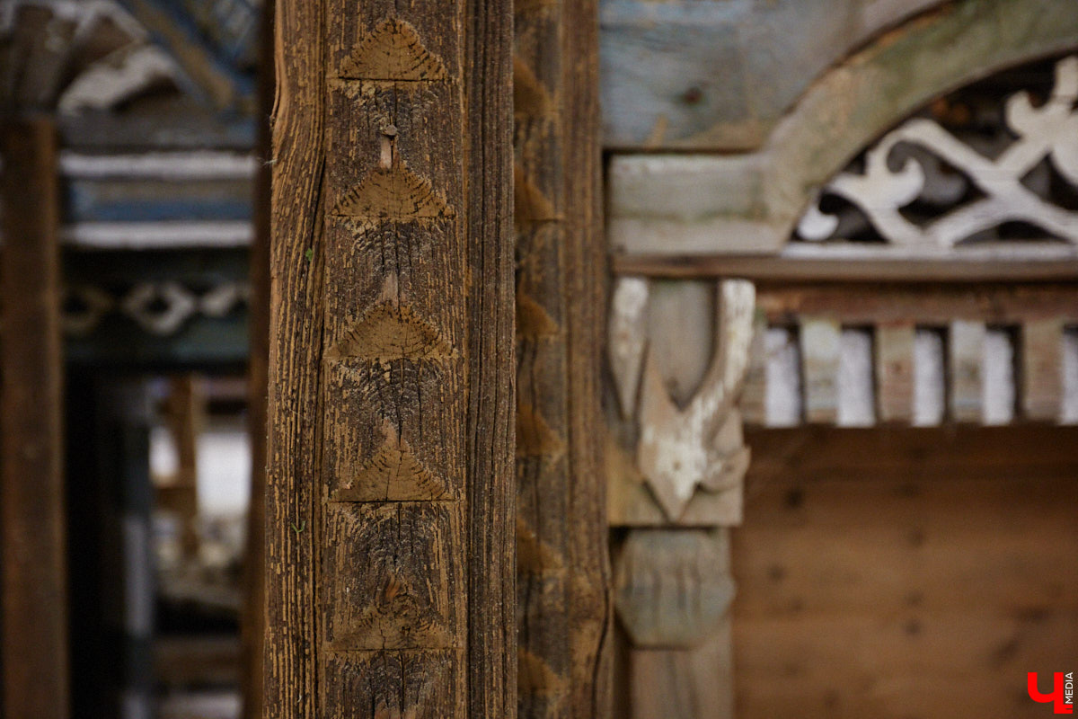 Реставраторы и мастера из местной артели оживляют деревянный раритет с 2023 года. Причем они не только возвращают ему прежний вид и утерянные функции, но также собирают из осколков прошлого, например частей заборов или наличников, авторские изделия. «Ключ-Медиа» навестил их обитель с массой интересных вещиц, сохранивших дух времени.