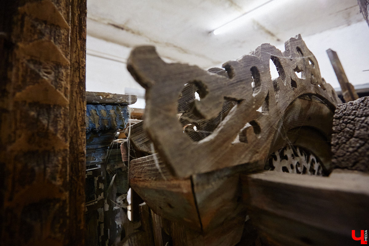 Реставраторы и мастера из местной артели оживляют деревянный раритет с 2023 года. Причем они не только возвращают ему прежний вид и утерянные функции, но также собирают из осколков прошлого, например частей заборов или наличников, авторские изделия. «Ключ-Медиа» навестил их обитель с массой интересных вещиц, сохранивших дух времени.