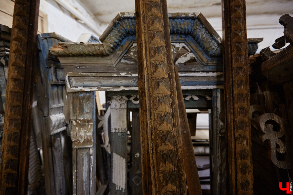 Реставраторы и мастера из местной артели оживляют деревянный раритет с 2023 года. Причем они не только возвращают ему прежний вид и утерянные функции, но также собирают из осколков прошлого, например частей заборов или наличников, авторские изделия. «Ключ-Медиа» навестил их обитель с массой интересных вещиц, сохранивших дух времени.