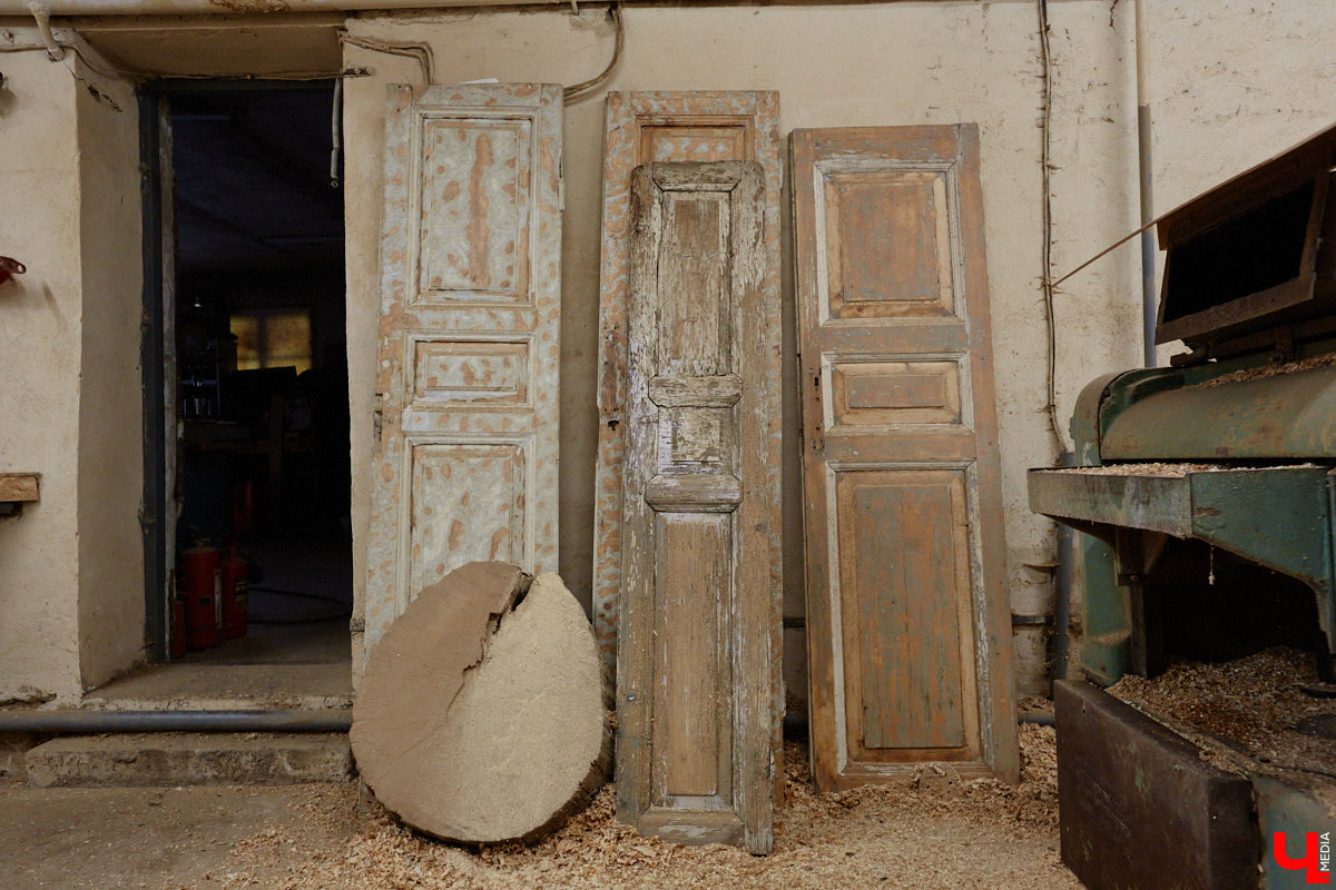 Реставраторы и мастера из местной артели оживляют деревянный раритет с 2023 года. Причем они не только возвращают ему прежний вид и утерянные функции, но также собирают из осколков прошлого, например частей заборов или наличников, авторские изделия. «Ключ-Медиа» навестил их обитель с массой интересных вещиц, сохранивших дух времени.