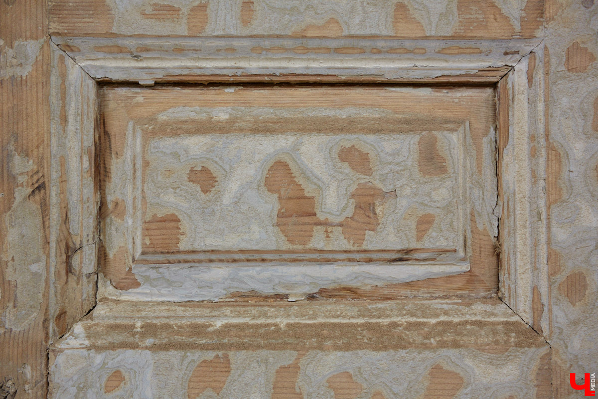 Реставраторы и мастера из местной артели оживляют деревянный раритет с 2023 года. Причем они не только возвращают ему прежний вид и утерянные функции, но также собирают из осколков прошлого, например частей заборов или наличников, авторские изделия. «Ключ-Медиа» навестил их обитель с массой интересных вещиц, сохранивших дух времени.