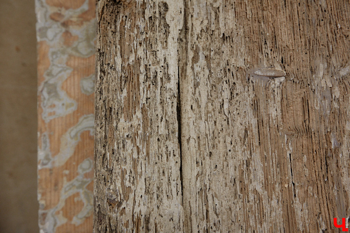 Реставраторы и мастера из местной артели оживляют деревянный раритет с 2023 года. Причем они не только возвращают ему прежний вид и утерянные функции, но также собирают из осколков прошлого, например частей заборов или наличников, авторские изделия. «Ключ-Медиа» навестил их обитель с массой интересных вещиц, сохранивших дух времени.