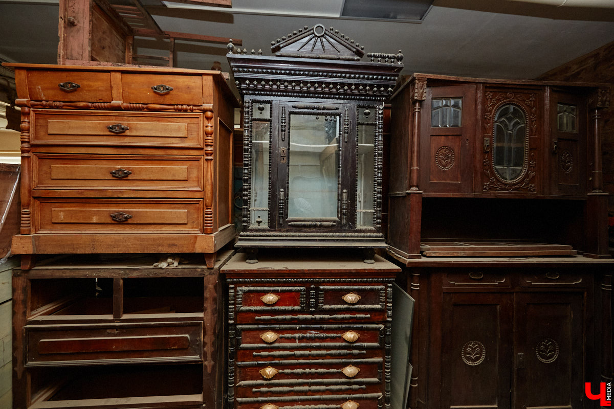 Реставраторы и мастера из местной артели оживляют деревянный раритет с 2023 года. Причем они не только возвращают ему прежний вид и утерянные функции, но также собирают из осколков прошлого, например частей заборов или наличников, авторские изделия. «Ключ-Медиа» навестил их обитель с массой интересных вещиц, сохранивших дух времени.