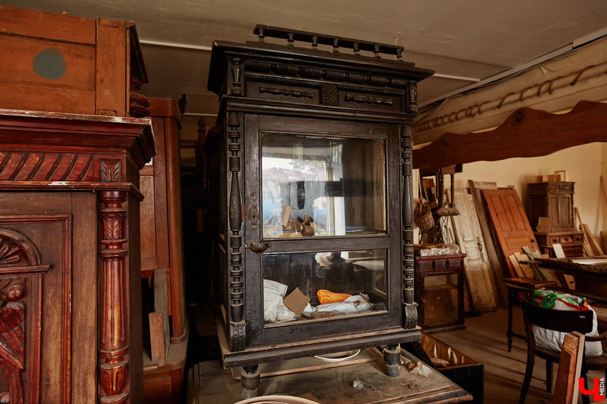 Реставраторы и мастера из местной артели оживляют деревянный раритет с 2023 года. Причем они не только возвращают ему прежний вид и утерянные функции, но также собирают из осколков прошлого, например частей заборов или наличников, авторские изделия. «Ключ-Медиа» навестил их обитель с массой интересных вещиц, сохранивших дух времени.