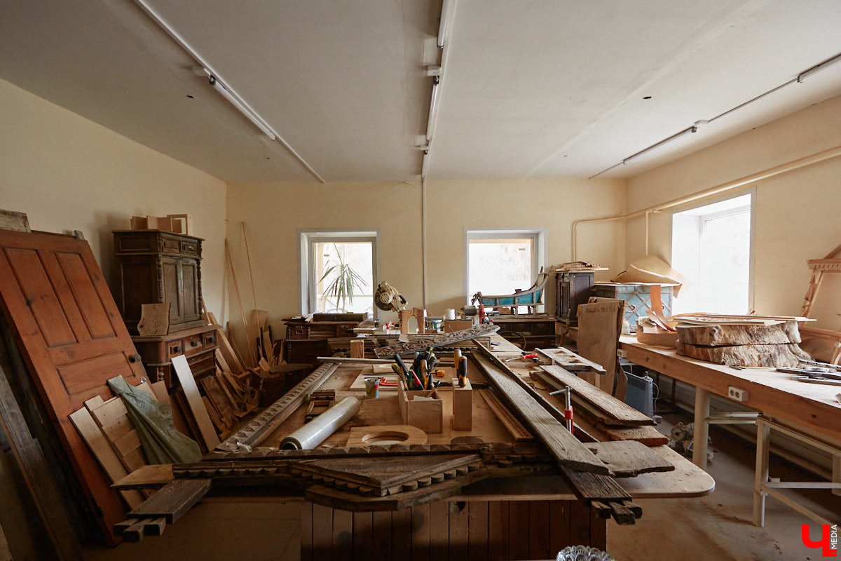Реставраторы и мастера из местной артели оживляют деревянный раритет с 2023 года. Причем они не только возвращают ему прежний вид и утерянные функции, но также собирают из осколков прошлого, например частей заборов или наличников, авторские изделия. «Ключ-Медиа» навестил их обитель с массой интересных вещиц, сохранивших дух времени.