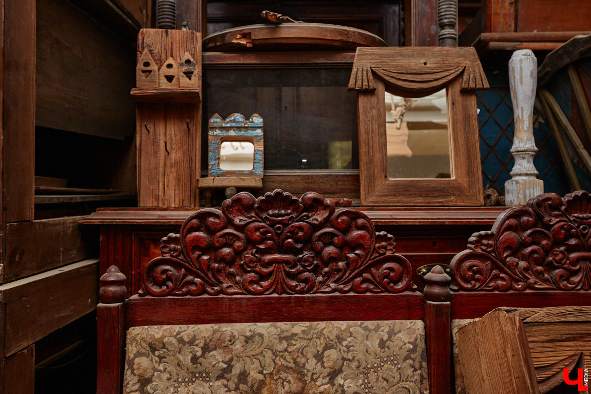 Реставраторы и мастера из местной артели оживляют деревянный раритет с 2023 года. Причем они не только возвращают ему прежний вид и утерянные функции, но также собирают из осколков прошлого, например частей заборов или наличников, авторские изделия. «Ключ-Медиа» навестил их обитель с массой интересных вещиц, сохранивших дух времени.